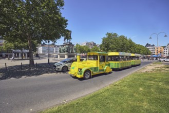 Touristenbahn Kölner E-Bimmelbahn, traffic island, lawn, trees, general architecture, houses,