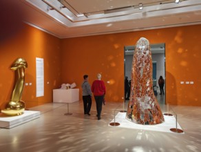 Oversized sculpture by Takashi Murakami, Mr. Big Mushroom, sculpture by Niki de Saint Phalle,