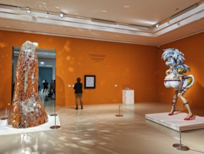 Exhibition room, oversized sculpture by Niki de Saint Phalle, obélisque de miroirs, phallus symbol,