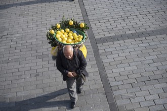 Istanbul, Turkey. December 2nd 2025. A street vendor carries a basket of quince for sale, Turkey is