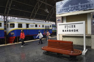 Bangkok, Thailand. February 16th 2025. Local train passengers disembarking a train at the Hua