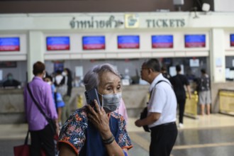 Bangkok, Thailand. February 16th 2025. A local woman in the ticket hall of Hua Lamphong Railway