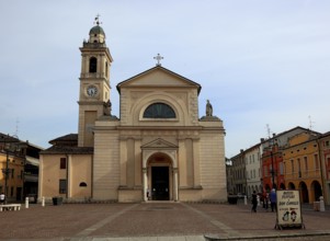 Brescello, note about the Don Camillo and Peppone museum in front of the church of Santa Maria