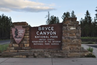 Bryce Canyon National Park entrance sign surrounded by trees, Bryce Canyon National Park, Utah, USA