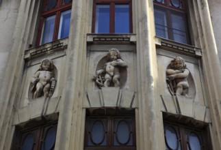 Romania, capital Bucharest, Bucuresti, figures on a house facade in the Lipscani district