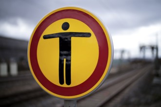 Passage prohibited due to construction site, railway tracks, platform, Deutsche Bahn, Sommerrain,