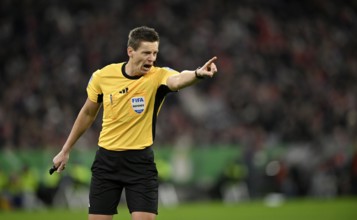 Referee Daniel Siebert gesture gesture soccer Bundesliga, DFB-Pokal, Allianz Arena, Munich, Bayern,