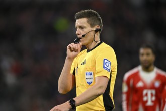 Referee Referee Daniel Siebert gesture gesture whistles Michael Olise FC Bayern Munich FCB (17)