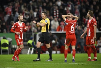 Referee Referee Daniel Siebert Gesture Gesture Konrad Laimer FC Bayern Munich FCB (27) Joshua