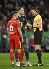 Referee Referee Daniel Siebert Gesture Gesture in conversation Discussion with goalkeeper Manuel