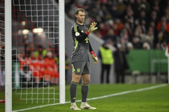 Goalkeeper Manuel Neuer FC Bayern Munich FCB (01) Gesture Gesture directs defence Football