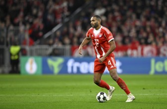 Jonathan Tah FC Bayern Munich FCB (04) Action on the ball Bundesliga football, DFB Cup, Allianz