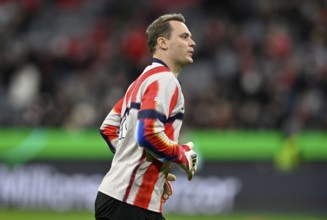 Warm-up training goalkeeper Manuel Neuer FC Bayern Munich FCB (01) good mood football Bundesliga,