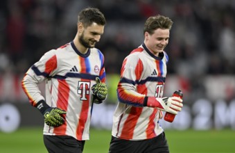 Warm-up training Goalkeeper Sven Ulreich FC Bayern Munich FCB (26) Goalkeeper Jonas Urbig FC Bayern