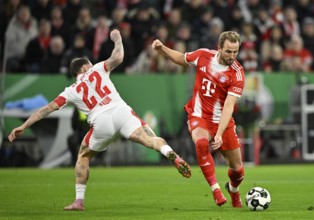 Duel, action Harry Kane FC Bayern Munich FCB (09) against David Raum RasenBallsport RB Leipzig RBL