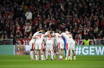 Team building, team circle in front of the start of the game RB Leipzig, soccer Bundesliga,