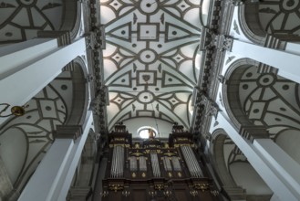 Vaulted ceiling and organ of the collegiate church, built 1587-1630, Zamosc, Poland