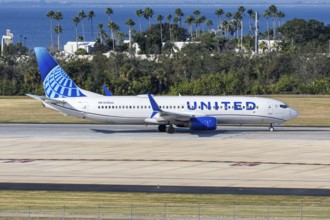 A United Airlines Boeing 737-800 aircraft with license plate N76502 at Tampa airport, USA