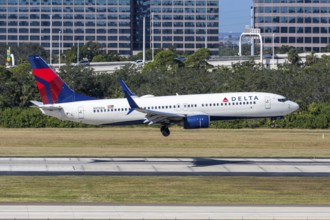 A Delta Air Lines Boeing 737-800 aircraft with the license plate N376DA at Tampa airport, USA
