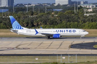 A United Airlines Boeing 737 MAX 9 aircraft with license plate N27526 at Tampa airport, United