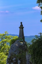 Wilhelm Hauff monument, rocks above the Echaz Valley, monument from 1839, obelisk with bronze bust,