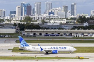 A United Airlines Boeing 737 MAX 8 aircraft with license plate N67350 at Fort Lauderdale airport,