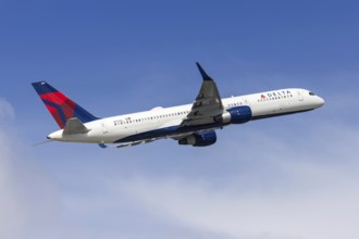 A Delta Air Lines Boeing 757-200 aircraft with license plate N699DL at Fort Lauderdale airport,