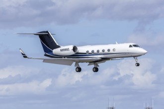 A Gulfstream G450 private jet aircraft with license plate N999GC at Fort Lauderdale airport, USA