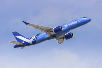 An Airbus A220-300 Breeze Airways aircraft with license plate N228BZ at Fort Lauderdale airport,