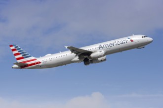 An American Airlines Airbus A321 aircraft with license plate N917UY at Fort Lauderdale airport, USA
