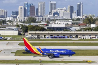 A Southwest Airlines Boeing 737-700 aircraft with license plate N256WN at Fort Lauderdale airport,