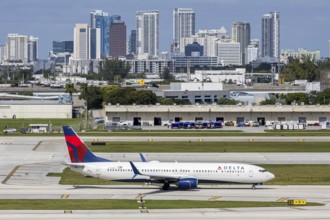 A Delta Air Lines Boeing 737-900ER aircraft with license plate N918DU at Fort Lauderdale airport,