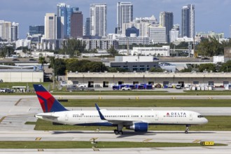 A Delta Air Lines Boeing 757-200 aircraft with the license plate N689DL at Fort Lauderdale airport,