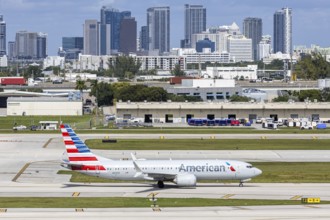 An American Airlines Boeing 737 MAX 8 aircraft with the license plate N319TE at Fort Lauderdale