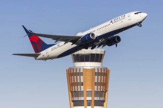 A Delta Air Lines Boeing 737-900ER aircraft with license plate N925DZ at Phoenix airport, United