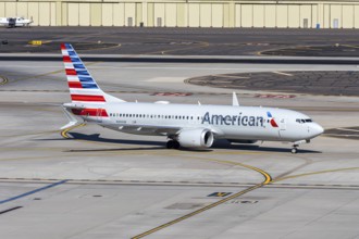 An American Airlines Boeing 737-8 MAX aircraft with the license plate N300UB at Phoenix airport,