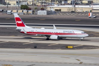 An American Airlines Boeing 737-800 aircraft with the license plate N915NN and the TWA retro