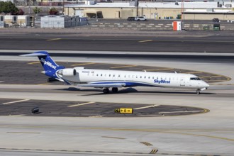 A SkyWest Airlines Bombardier CRJ-900 with the license plate N825SK at Phoenix airport, USA