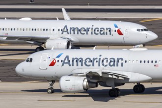 Airbus A319 and Boeing 737-800 American Airlines aircraft with license plate N776XF at Phoenix