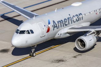 An American Airlines Airbus A319 aircraft with license plate N749US at Phoenix airport, United