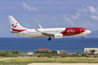 A TUI Boeing 737-800 aircraft with the D-ATUZ license plate and RIU Hotels & Resorts special livery