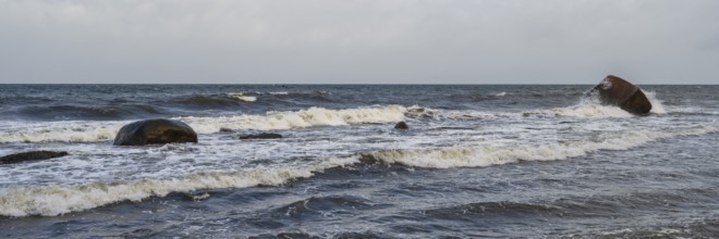 Surf on Schwanenstein, boulder in the sea, Hankenufer, Lohme, Jasmund, Rügen, island, Baltic Sea,