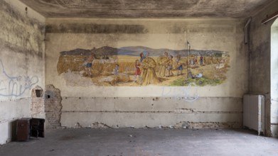 Wall painting Young pioneers harvesting in a former children's recreation home in the GDR, smeared