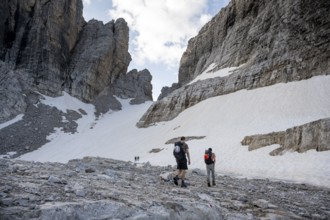 Hikers hiking trail to Bocca degli Armi, Brenta Mountains, Brenta-Adamello Natural Park, Trentino,
