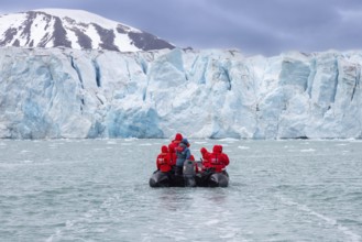 Boat with eco-tourists in front of Idabreen, Ida glacier calving into Liefdefjorden at Idabukta