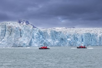 Boats with eco-tourists in front of Idabreen, Ida glacier calving into Liefdefjorden at Idabukta