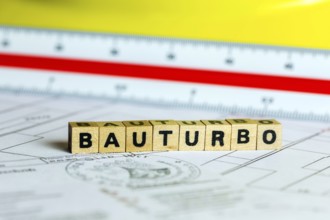 Letter cubes show the word BAUTURBO