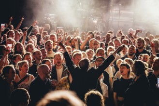 Singer Ben Hartmann from Billions live in the audience on 10 years of cocaine and raspberry ice