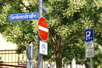 Traffic signs, prohibition of entry, free cyclists, parking, street name