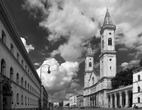 View from Ludwigstraße towards Siegestor, St. Ludwigkirche on the right, dramatic cloud structure,